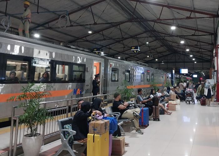 Penumpang sedang menunggu kereta api datang di Stasiun Kediri. 