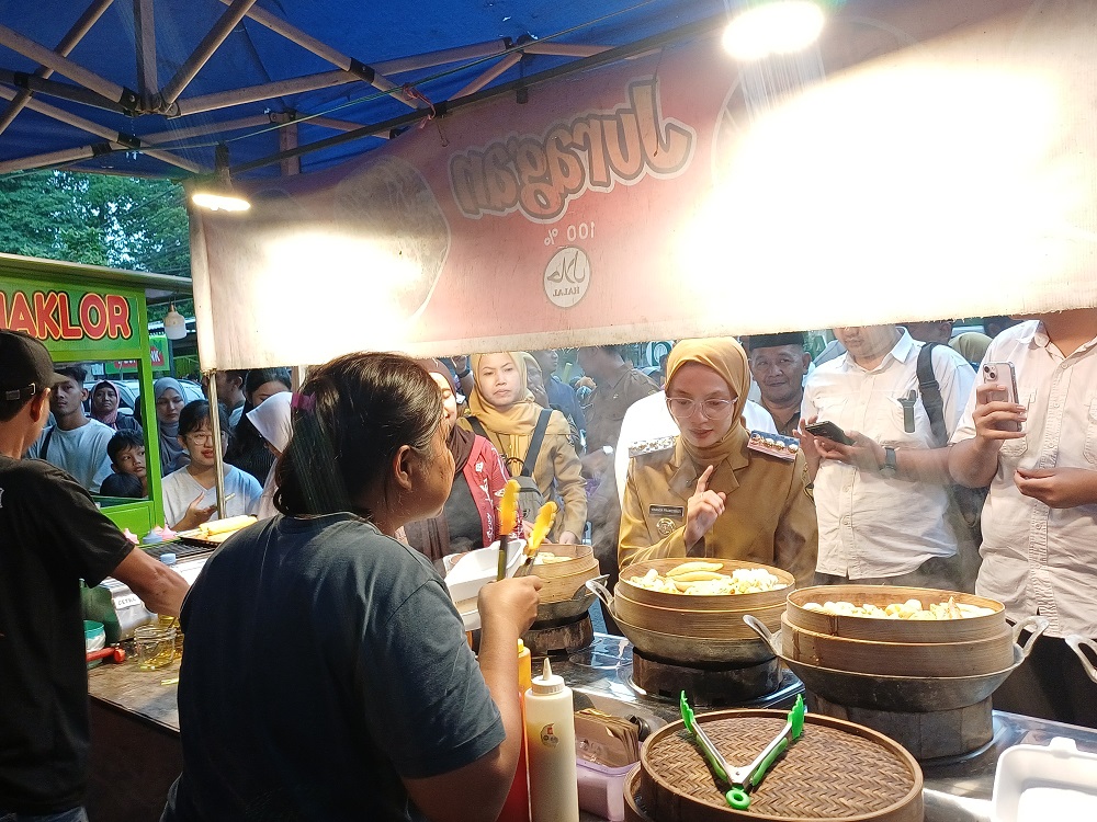 HARUS LAIK KONSUMSI: Wali Kota Vinanda Prameswati (seragam cokelat) ikut melakukan sidak di lapak takjil Jl Jaksa Agung Suprapto (23/2).