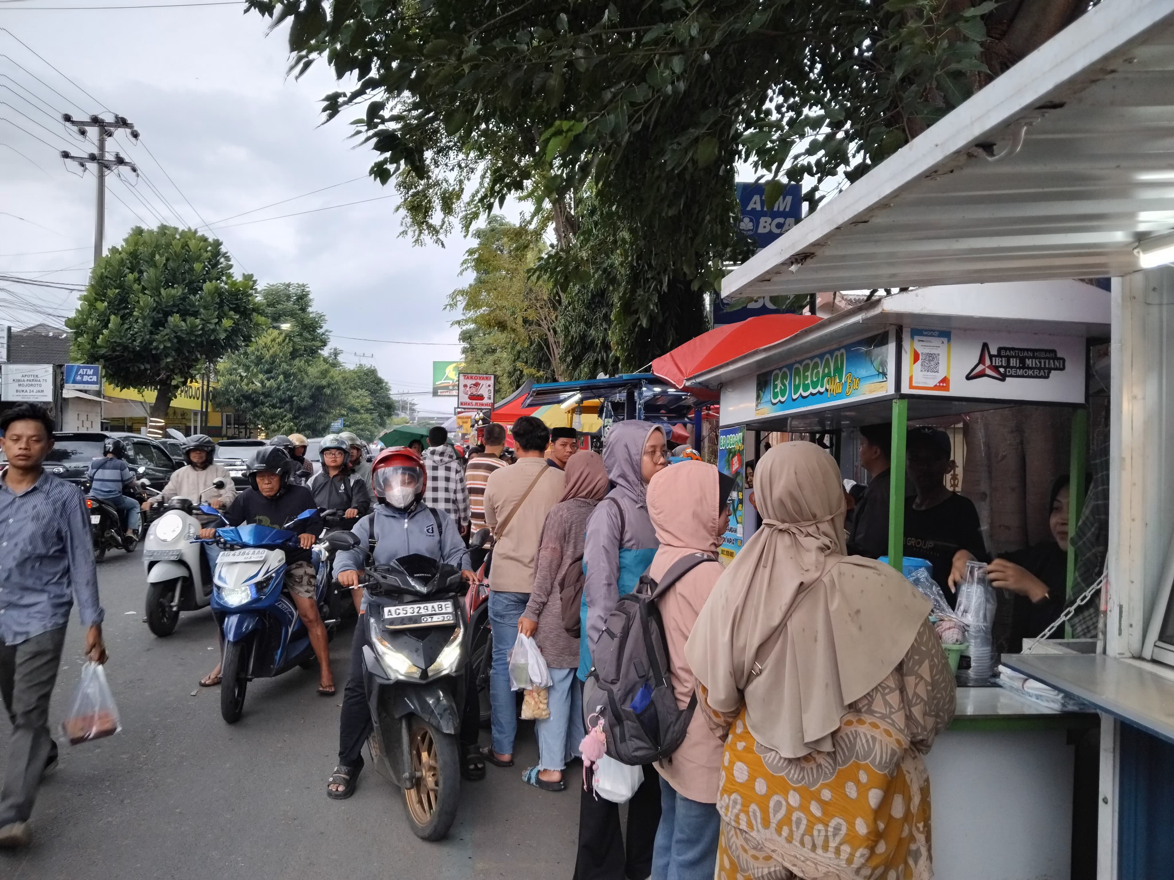 Pengunjung mengantre takjil di Jalan Agung Suprapto (Diana Yunita/JPRK)