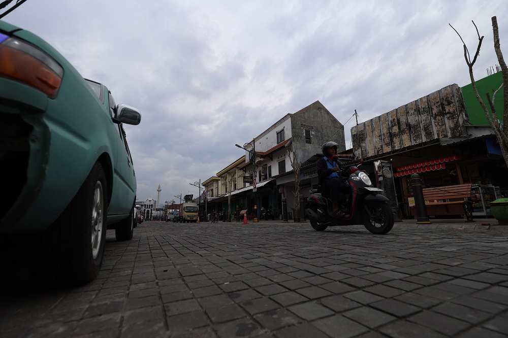 Pengendara motor melintas di Jl Stasiun. Selama masa uji coba penerapan manajemen lalin, Dishub Kota Kediri terus melakukan evaluasi.