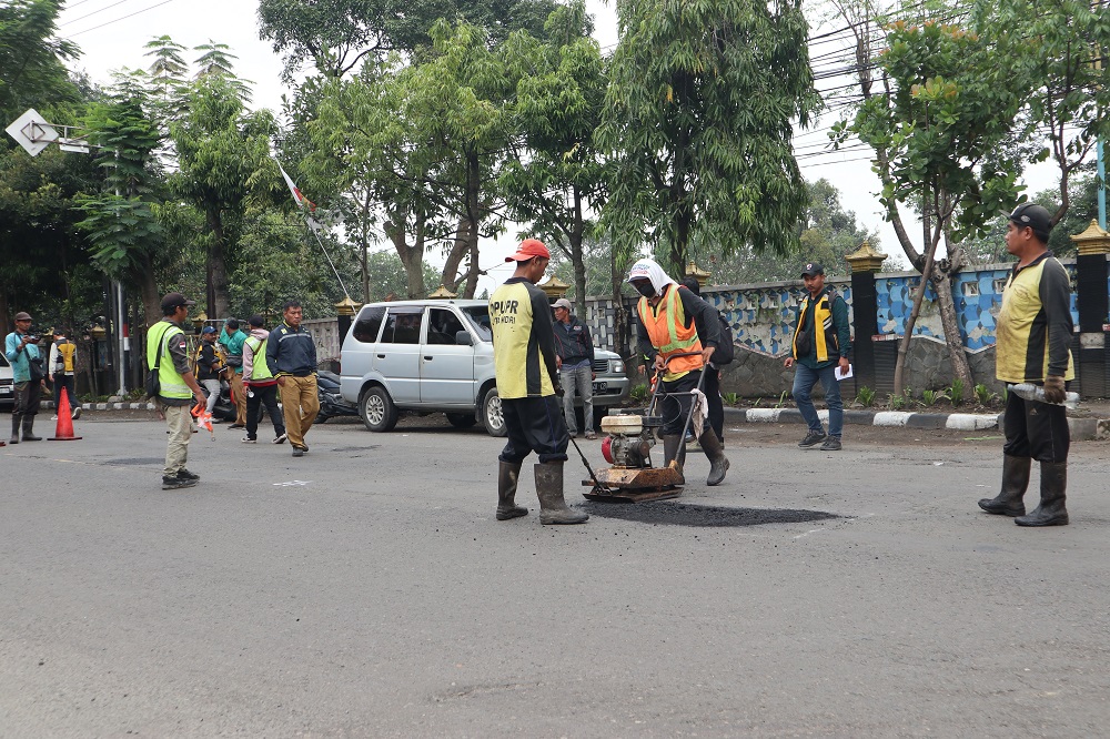 Petugas Dinas PUPR Kota Kediri melaksanakan perbaikan jalan di Jl Imam Bonjol, Kelurahan Ngadirejo, Selasa (24/2). Penambalan itu dilakukan sembari menunggu proyek perbaikan jalan sebelum Lebaran.
