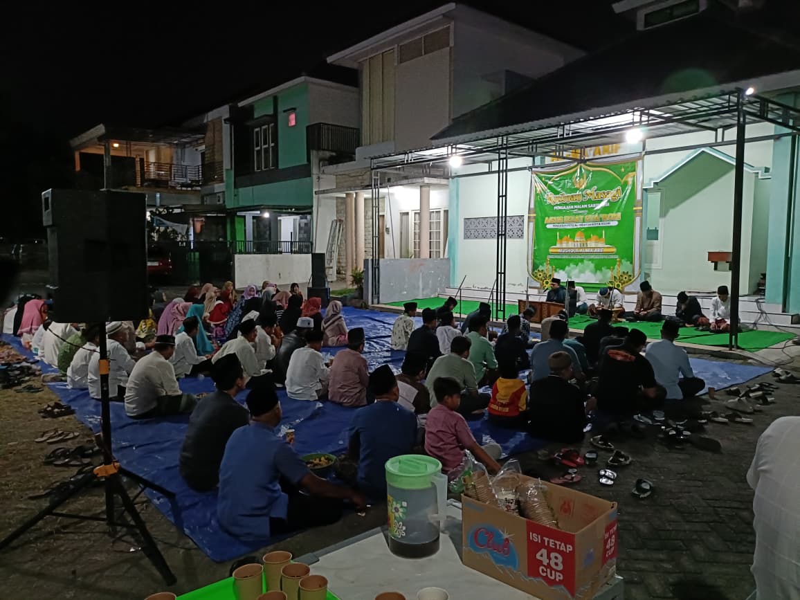 LESEHAN: Jemaah menyimak kajian di Musala Al-Ma'arif Perum Griya Kota Asri sembari lesehan beralas karpet.