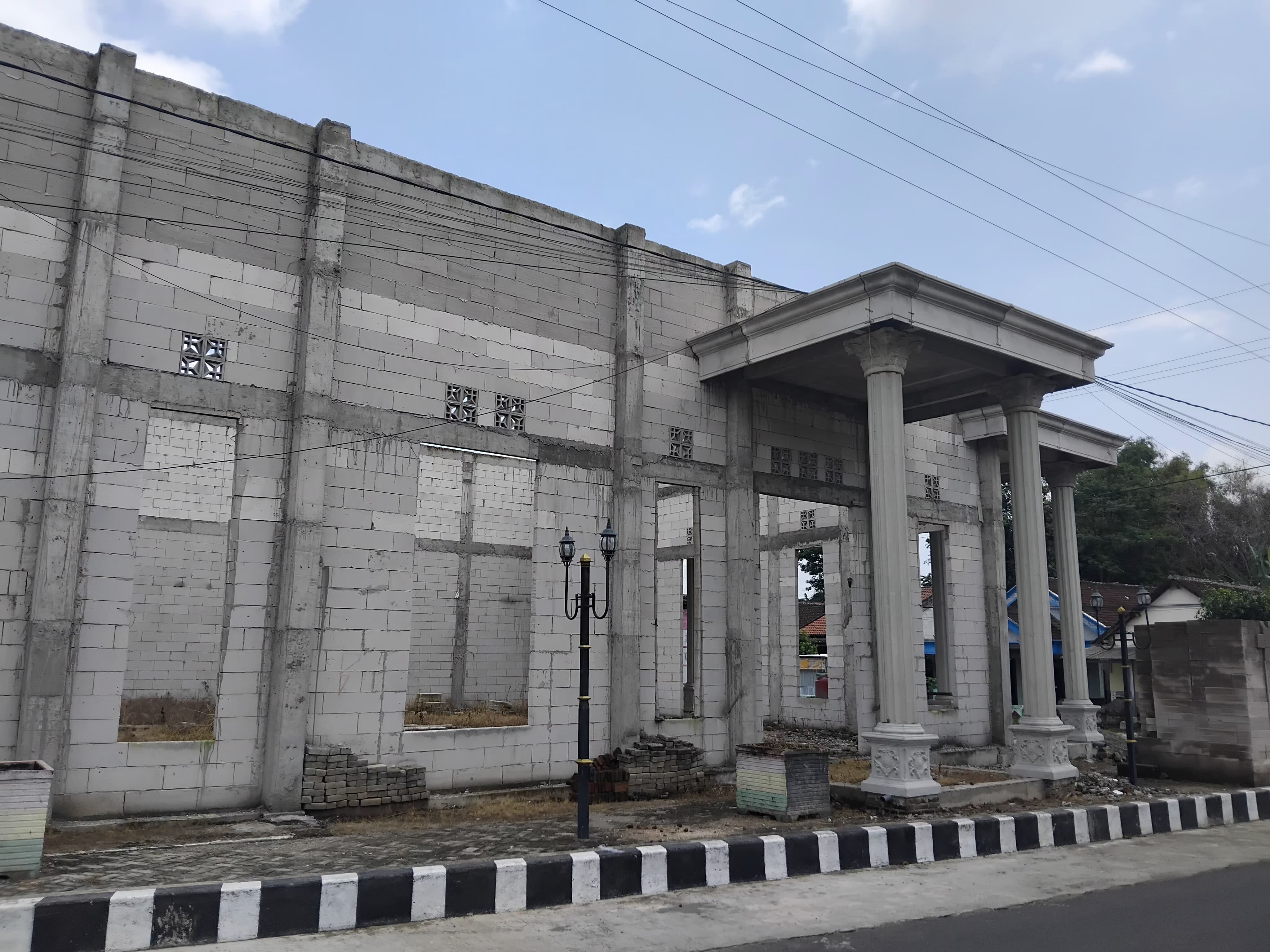 Balai Desa yang disulap jadi Gedung Olahraga (GOR) (Diana Yunita)