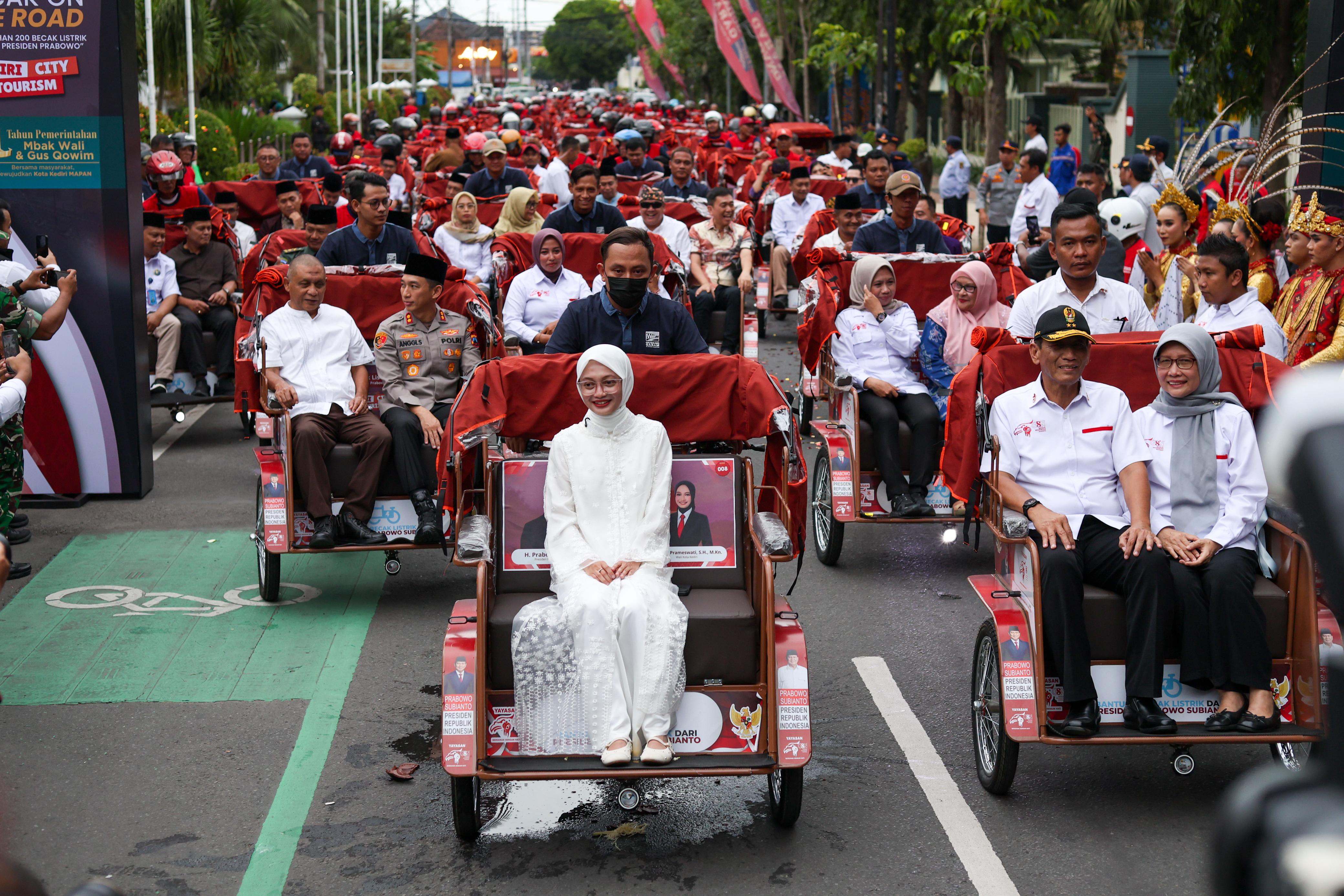 Wali Kota Kediri Vinanda dan tamu undangan berkeliling menggunakan becak listrik.