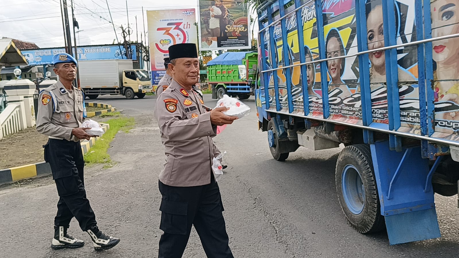 Jajaran polsek plosoklaten membagika takjil.