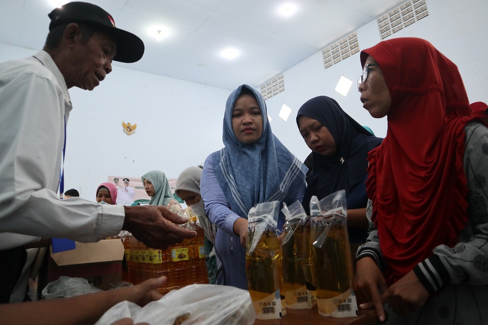 Beberapa warga antre membeli minyak goreng Minyakita di Operasi Pasar Murni yang digelar di Kelurahan Betet, Rabu (25/2). Pemkot Kediri akan gelar OPM terus hingga jelang Hari Raya Idul Fitri.
