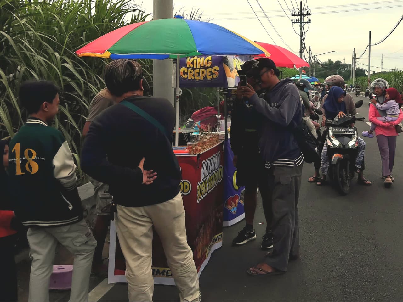 Pengunjung memadati JLS Rempi untuk berburu takjil (Diana Yunita Sari)