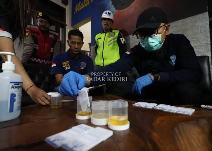   NEGATIF: BNN Kabupaten Kediri dan tim gabungan yang melakukan sidak tempat hiburan pada Senin (23/2) malam lalu melakukan tes urine kepada belasan pengunjung. (Foto: Wahyu Adji)