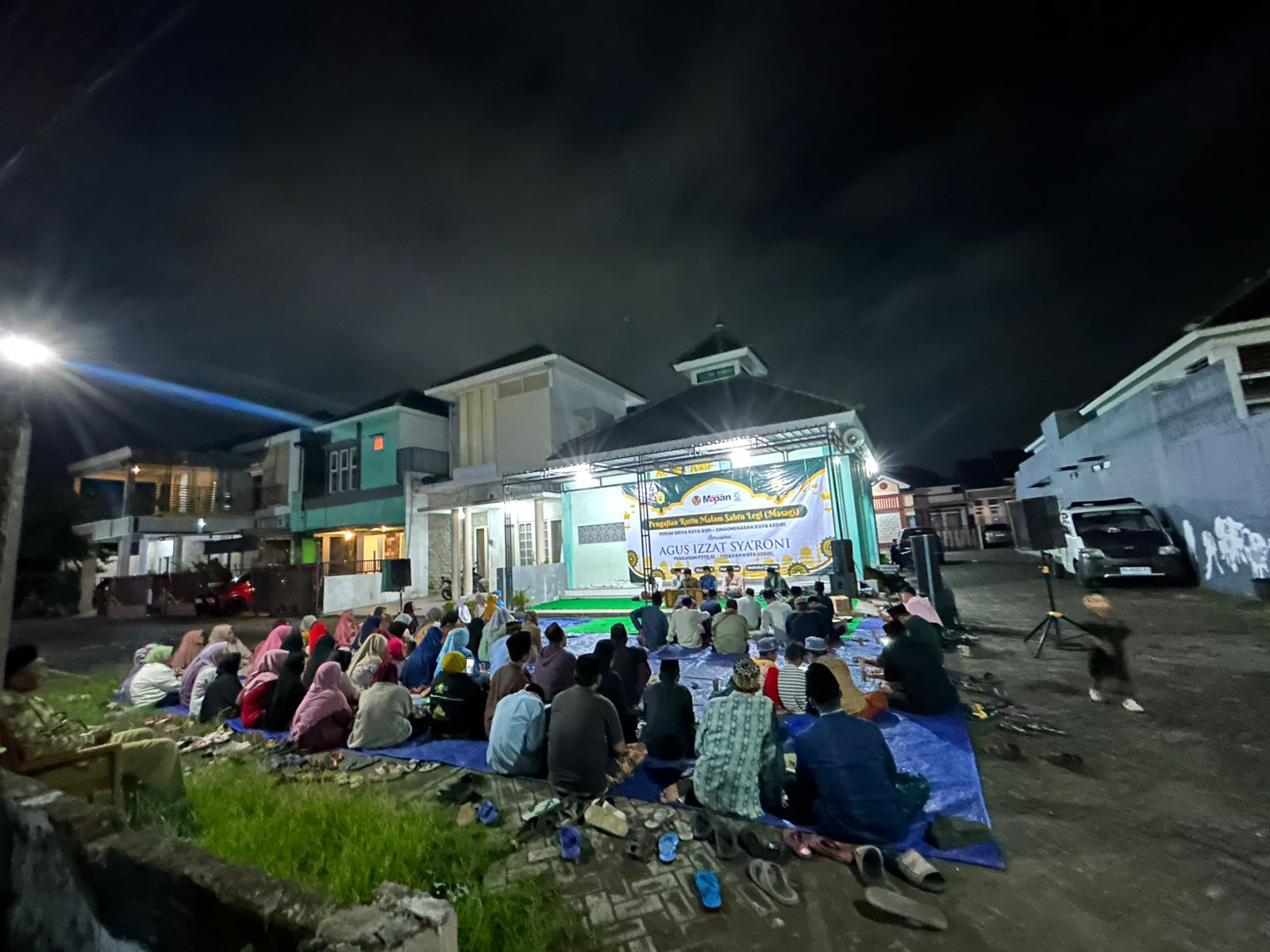 KEBERSAMAAN: Jemaah Pengajian Masagi menyimak ceramah Gus Agus Izzat Sya&rsquo;roni di Musala Al-Maarif, Kelurahan Singonegaran, Pesantren.