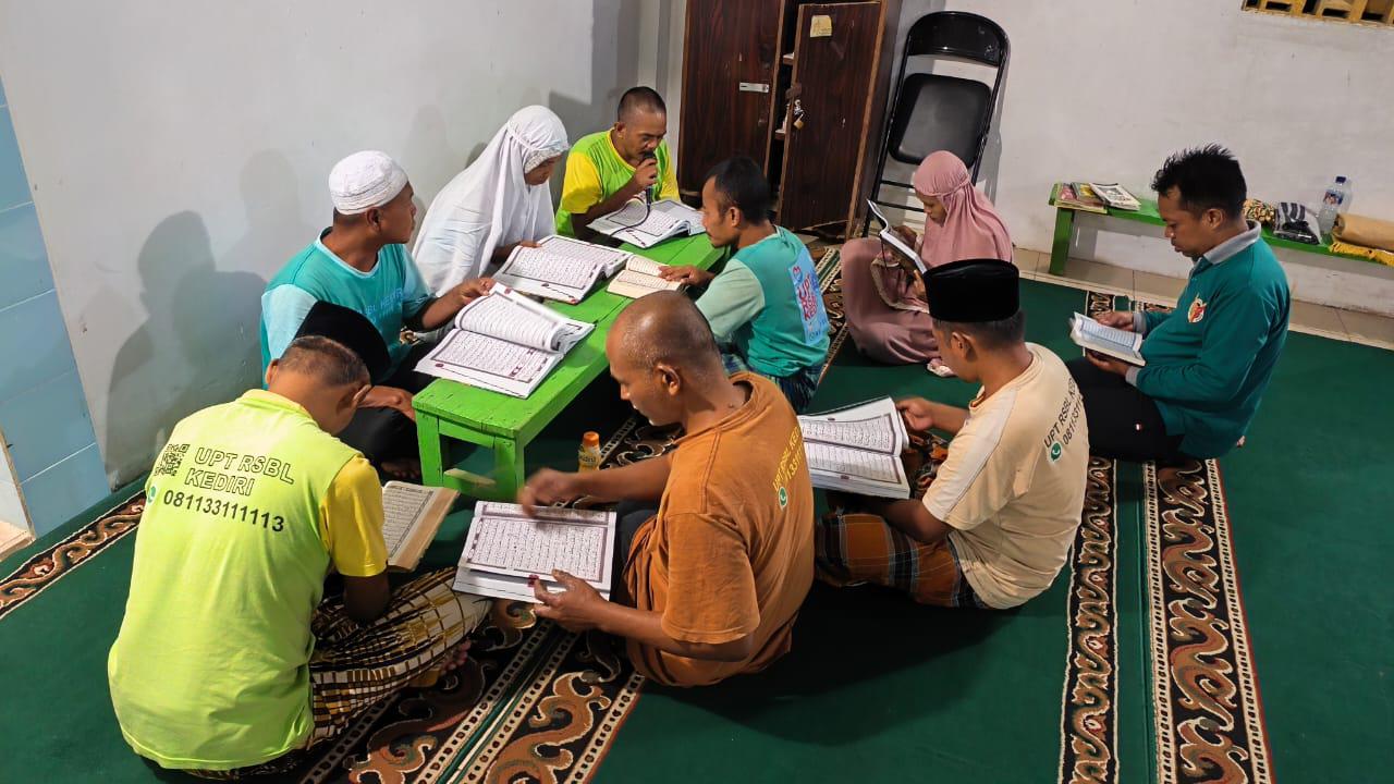 Para penerima manfaat (PM) ikuti kegiatan tadarus di UPT RSBL Butuh, Kediri.