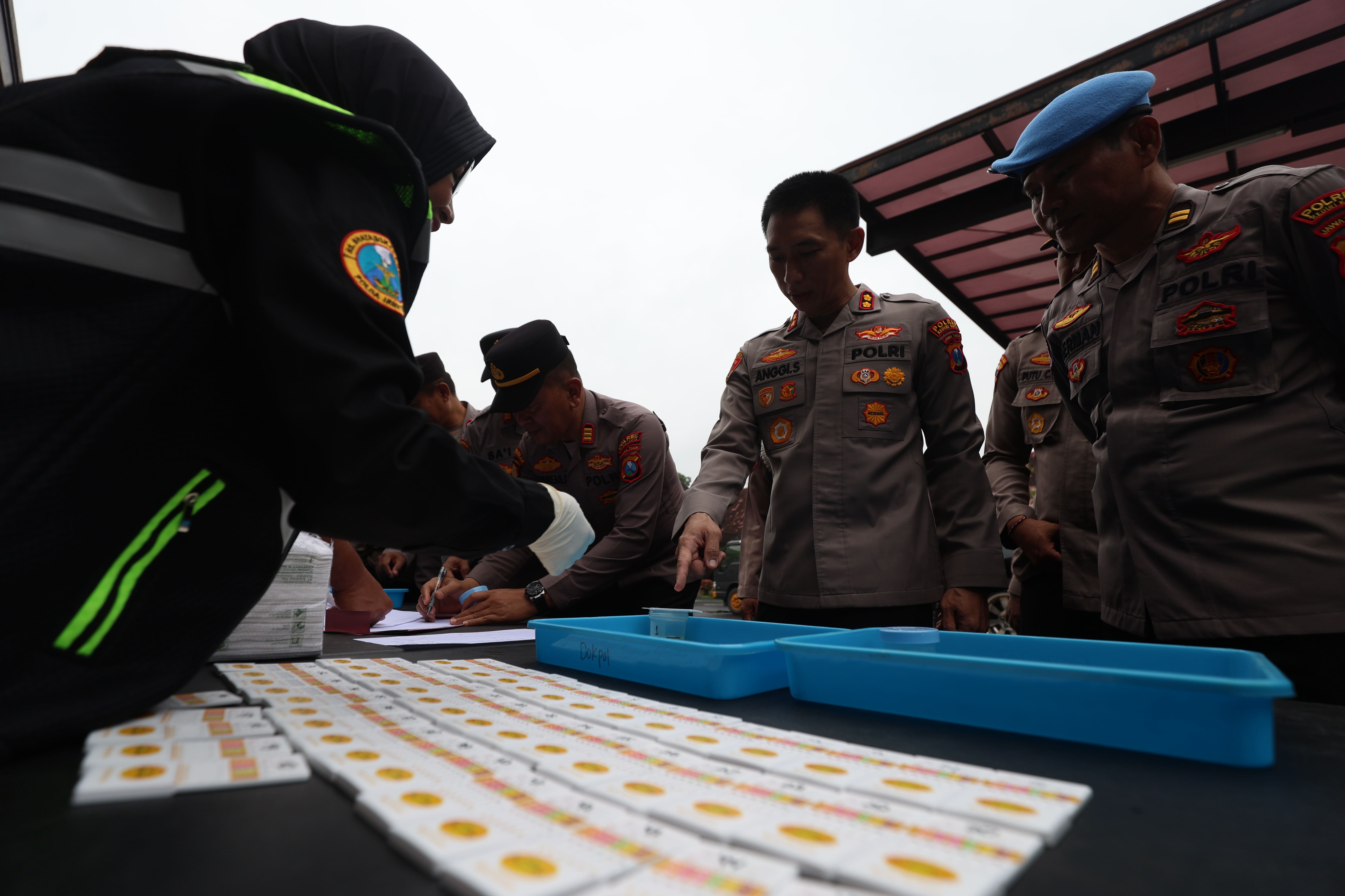 Kapolres Kediri Kota AKBP Anggi Saputra Ibrahim melakukan pemeriksaan hasil tes urine anggota. 