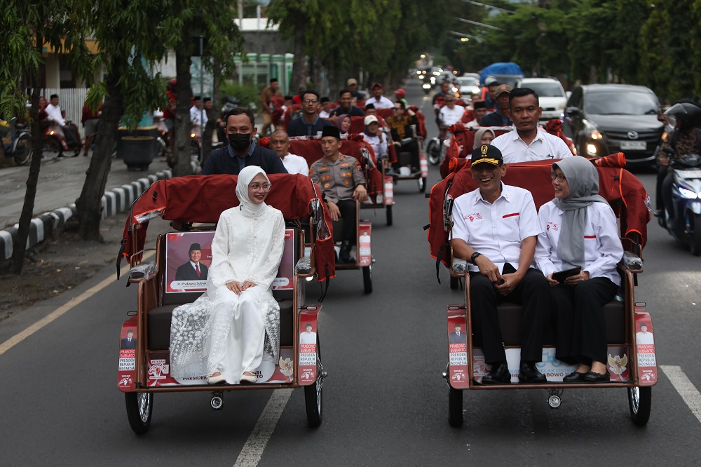 KELILING KOTA: Wali Kota Vinanda, Wakil Wali Kota Gus Qowim, Firman Dahlan dari YGSN, serta jajaran Forkopimda Kota Kediri menjajal becak motor bantuan Presiden Prawobo Rabu kemarin (25/2).