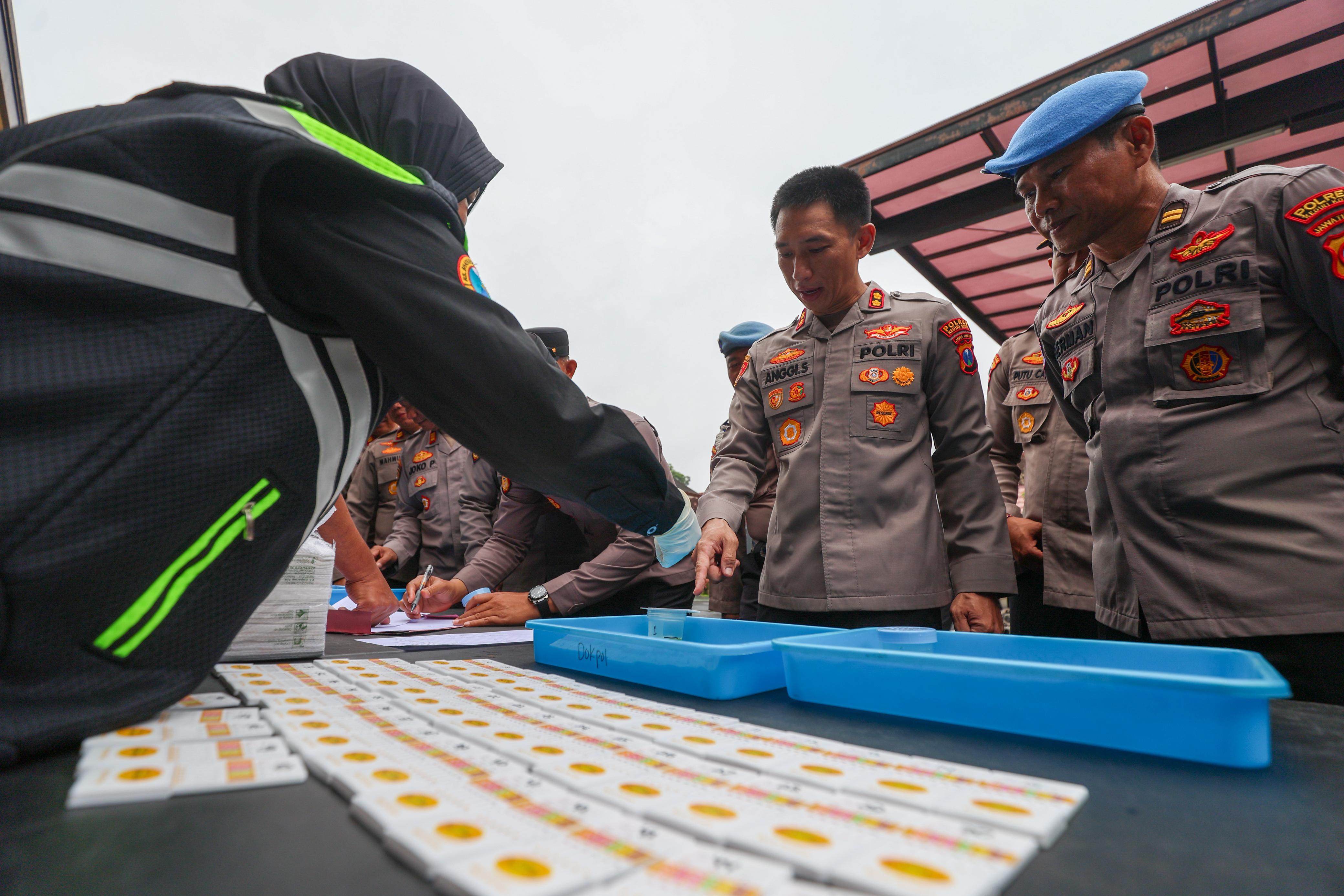 Kapolres Kediri Kota AKBP Anggi memantau langsung pengecekan tes urine anggota.