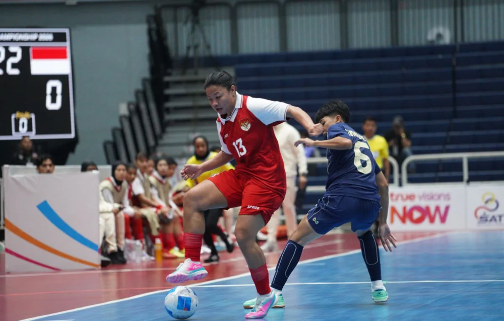 Pemain timnas futsal putri Indonesia Ikeu Rosita (kiri) membawa bola dalam pertandingan melawan Thailand di Grup A Kejuaraan ASEAN Futsal Putri 2026 di Terminal 21 Korat, Nakhon Ratchasima, Thailand, 