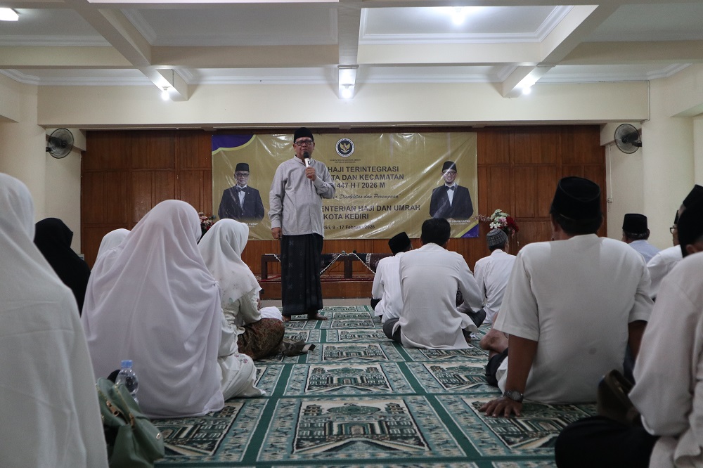 Calon Jemaah Haji Kota Kediri saat mengikuti pembekalan dari Kementerian Haji dan Umrah Kota Kediri di Masjid Agung.