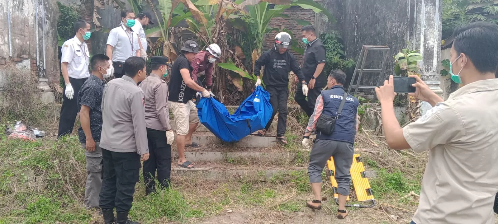 Polisi mengevakuasi dua jenazah perempuan yang ditemukan di lubang bekas asrama polisi terbengkalai Desa Rejoagung, Kecamatan Ploso