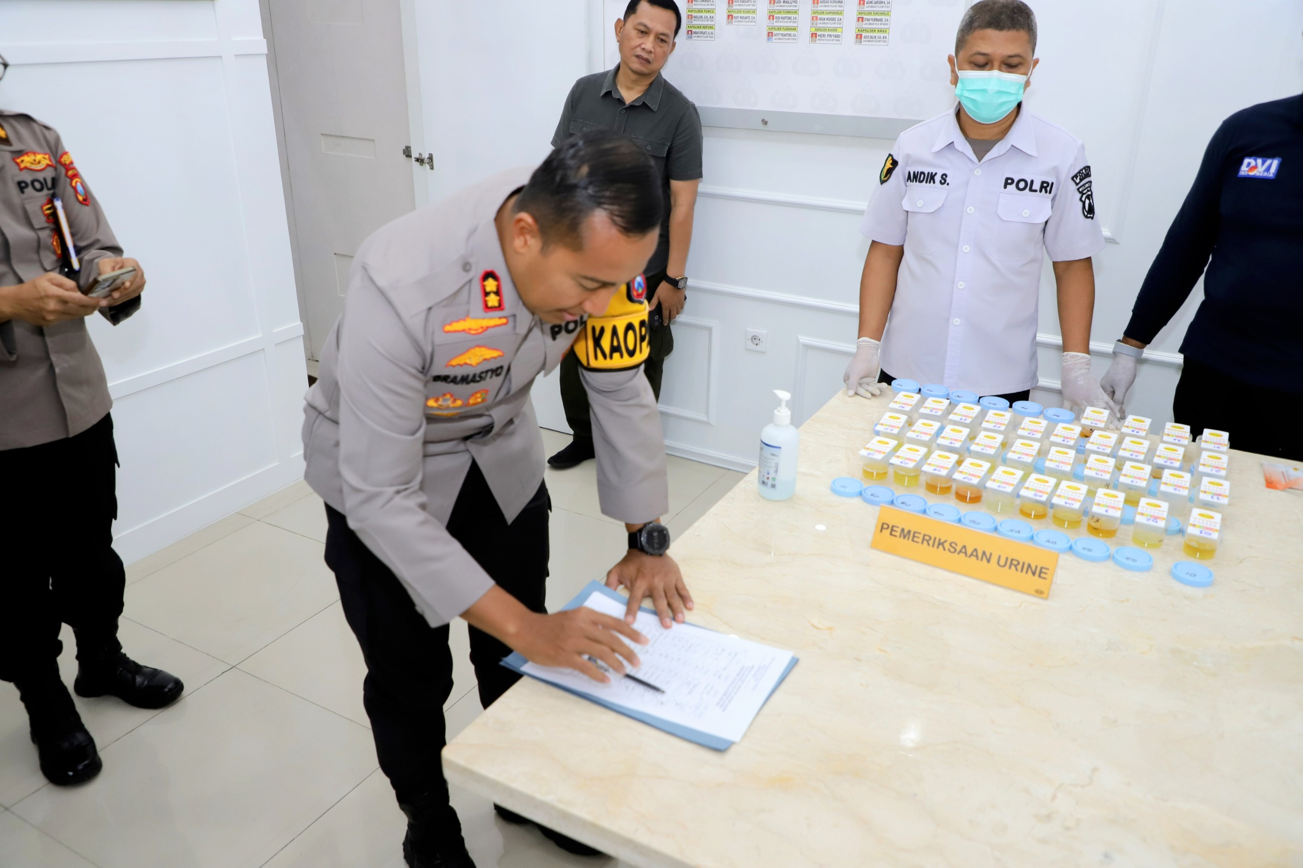 Kapolres Kediri AKBP Bramastyo Priaji Lakukan Tes Urin bersama Wakapolres, PJU dan jajaran kapolsek. (Foto: Humas Polres Kediri)