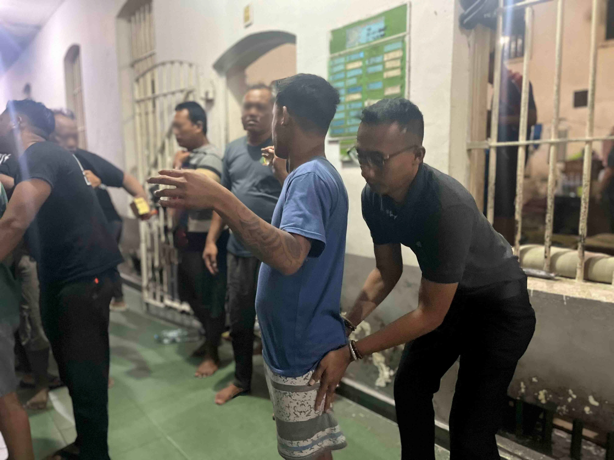 Petugas Lapas Kelas II A melakukan razia di blok hunian warga binaan. Itu untuk memastikan tidak ada peredaran narkoba didalamnya. 
