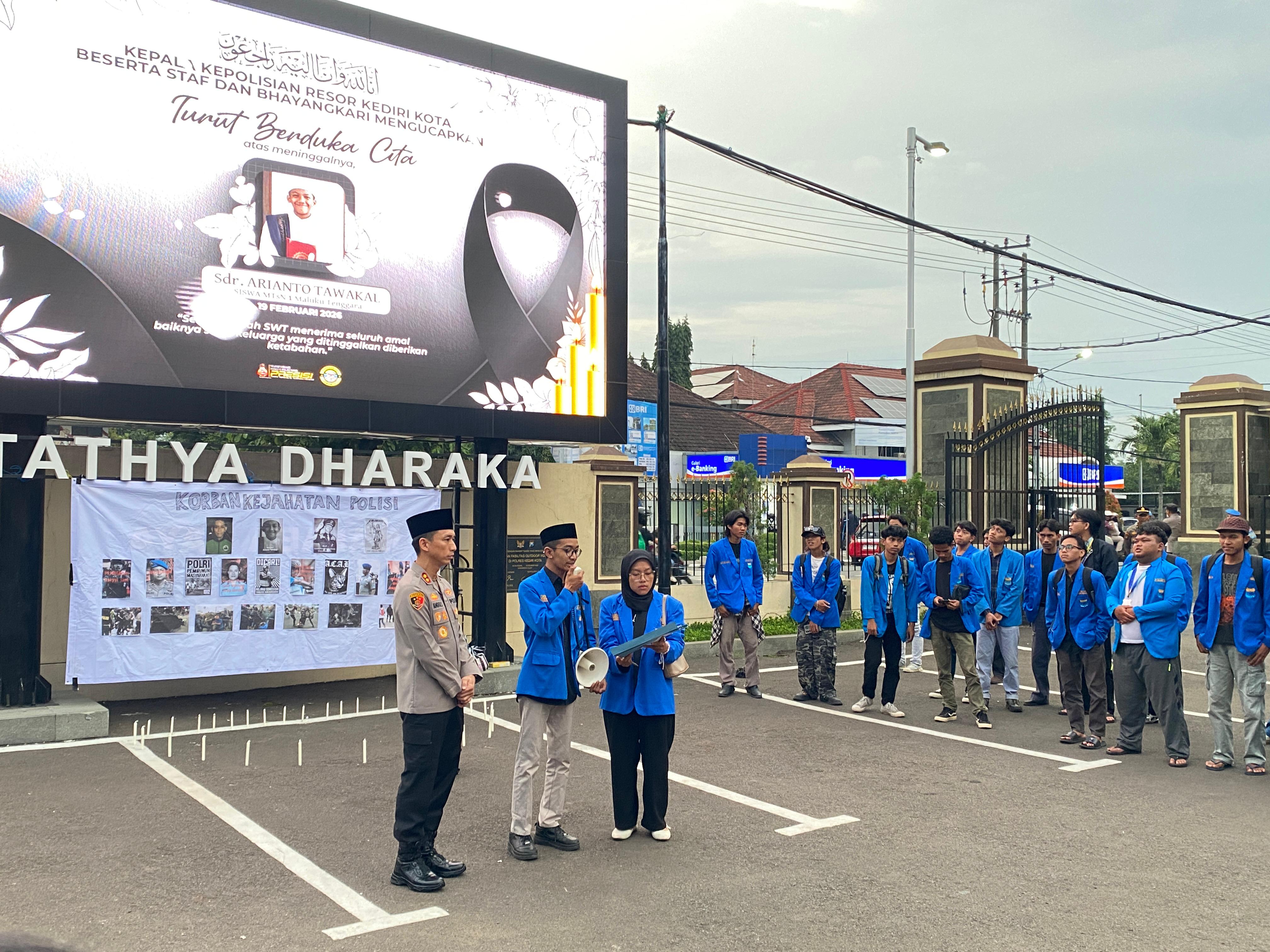 Aksi solidaritas di halaman Mako Polres Kediri Kota.