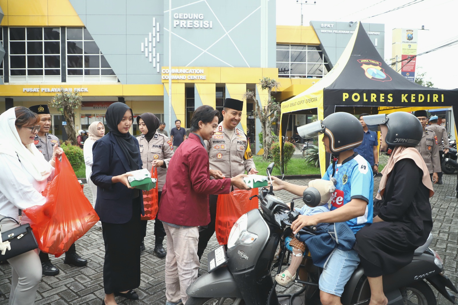 Suasana pembagian takjil di Polres Kediri 