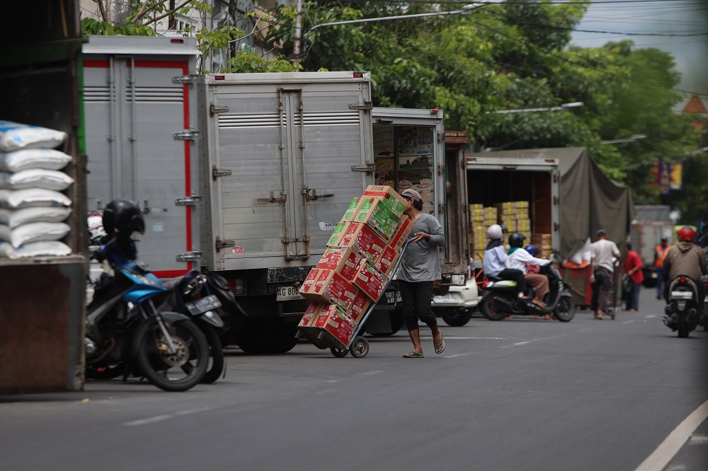 ANGKUT BARANG : Pekerja beraktivitas di pusat pertokoan Jalan Pattimura Kota Kediri kemarin. Pengusaha berkewajiban memberi THR keagamaan paling lambat H-7 Lebaran. 