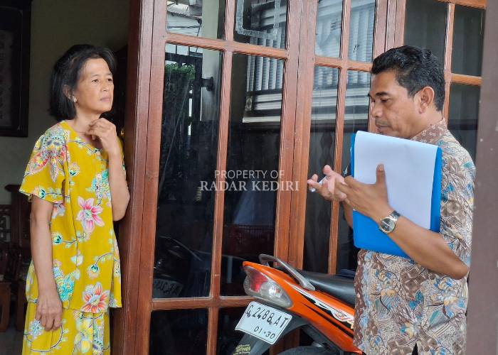 VERIFIKASI: Petugas DLH Kabupaten Kediri mewawancarai warga yang tinggal di dekat RS Aura Syifa kemarin, menindaklanjuti keluhan pencemaran yang masuk ke pemkab. (Foto: Asad MS)