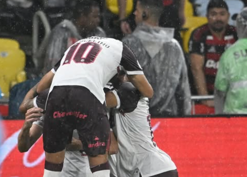 Lan&uacute;s mencetak sejarah baru! Membungkam Maracan&atilde; dengan kemenangan 3-2 atas Flamengo untuk mengunci gelar Recopa Sudamericana 2026.