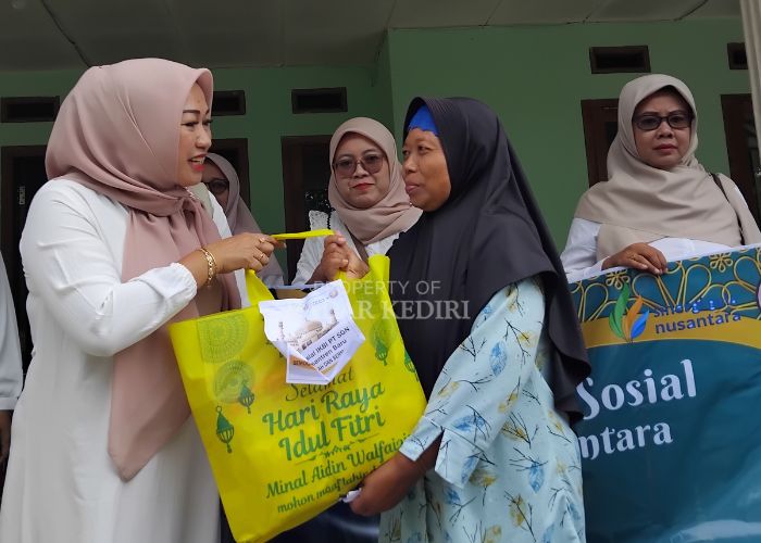 Ketua IKBI PT SGN PG Pesantren Baru Ny Endri Widiastutik menyerahkan santunan.