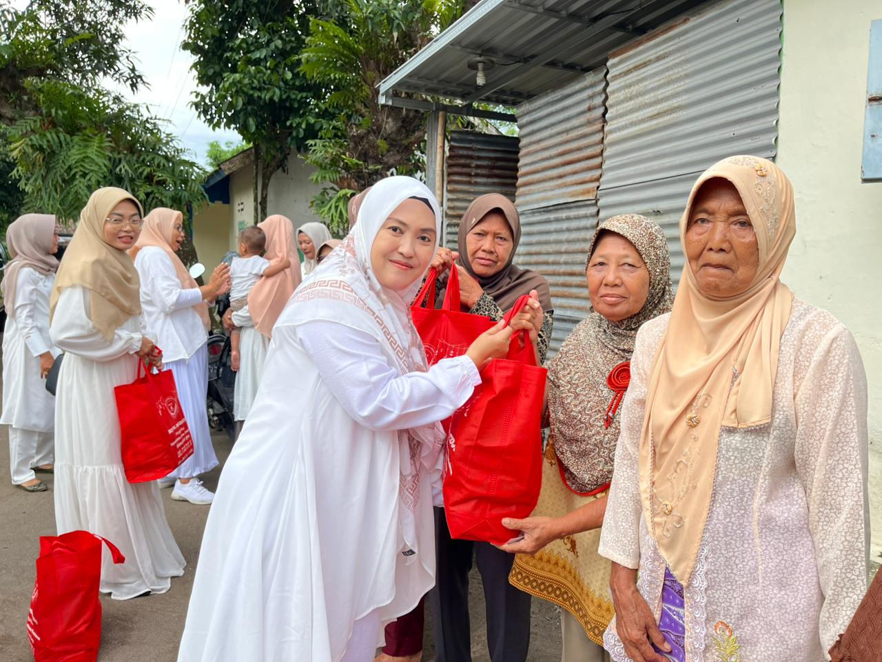 BERKAH: Ketua IKBI PG Ngadiredjo Yunita Nilam Sari memberikan paket sembako kepada salah satu warga.