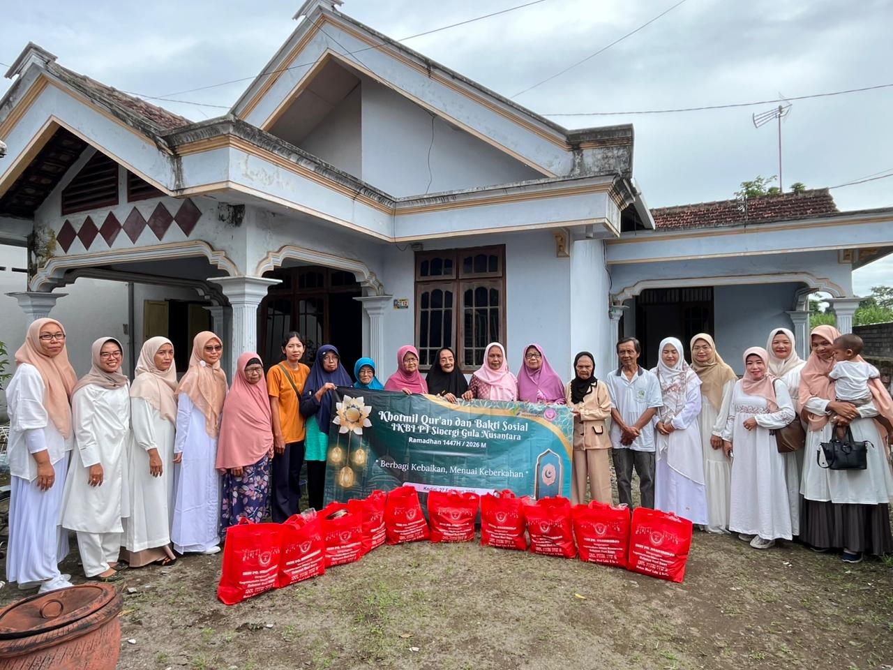 LEBIH DEKAT: IKBI PG Ngadiredjo berfoto bersama warga Desa Teles di sela-sela kegiatan baksos (27/2).