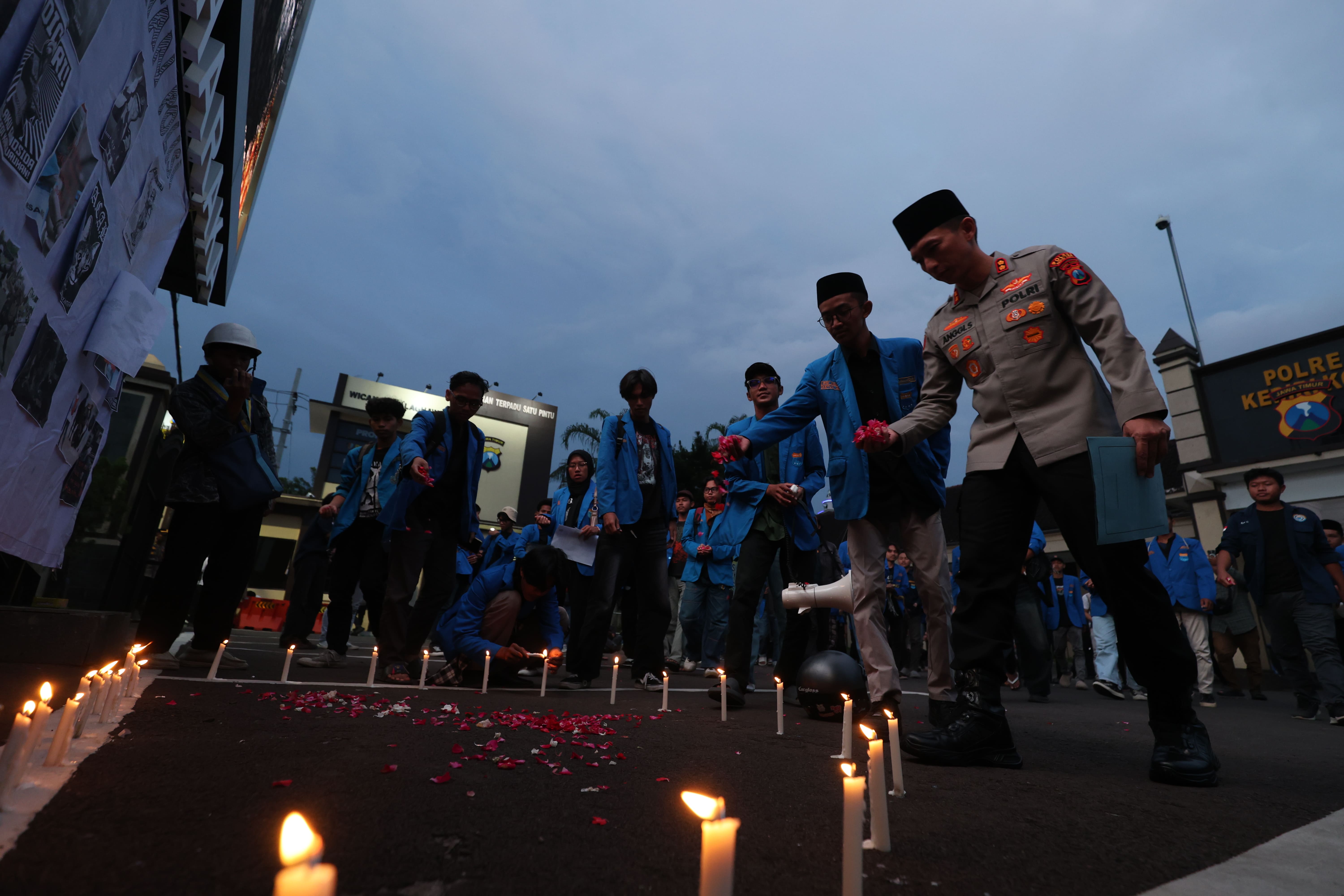 SIMPATIK: Kapolres Kediri Kota AKBP Anggi Saputra Ibrahim bersama mahasiswa dari  PMII melakukan tabur bunga di halaman Mapolres Kediri Kota.