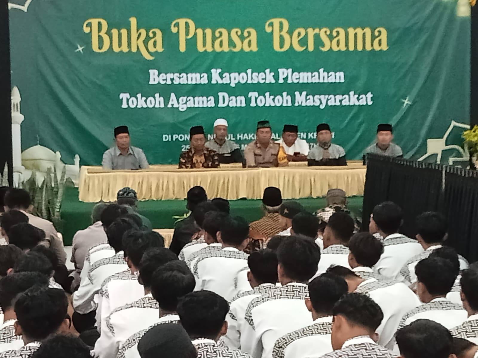 Bukber Polsek Plemahan bersama santri.