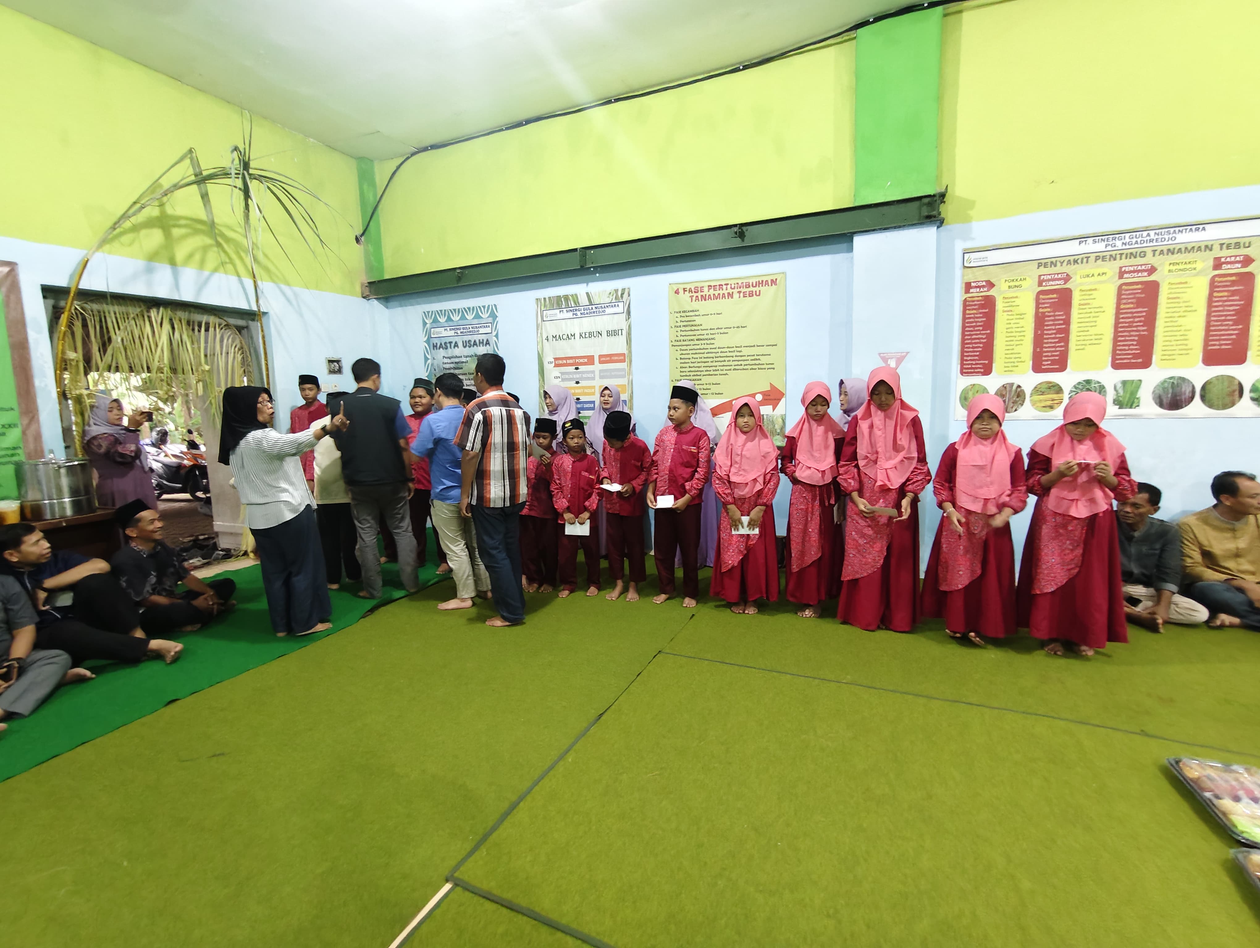 BERBAGI: Manajemen PG Ngadiredjo menyalurkan santunan kepada puluhan anak yatim piatu dari lingkungan sekitar perusahaan.
