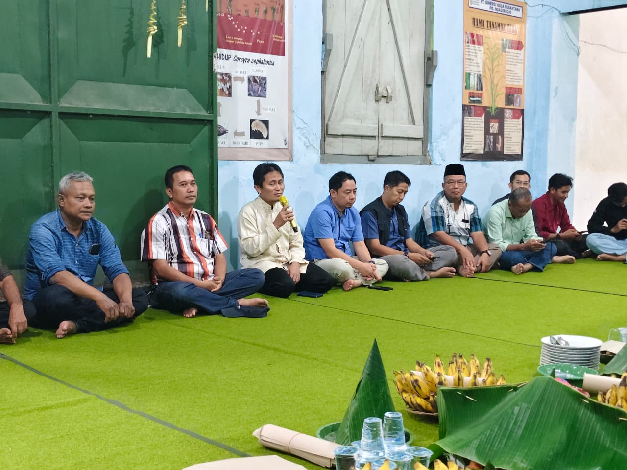 SELAMATAN: Jajaran PG Ngadiredjo bersama tokoh masyarakat menggelar Selamatan Giling Tebu Contoh atau Analisa Pendahuluan, Jumat sore (27/2).