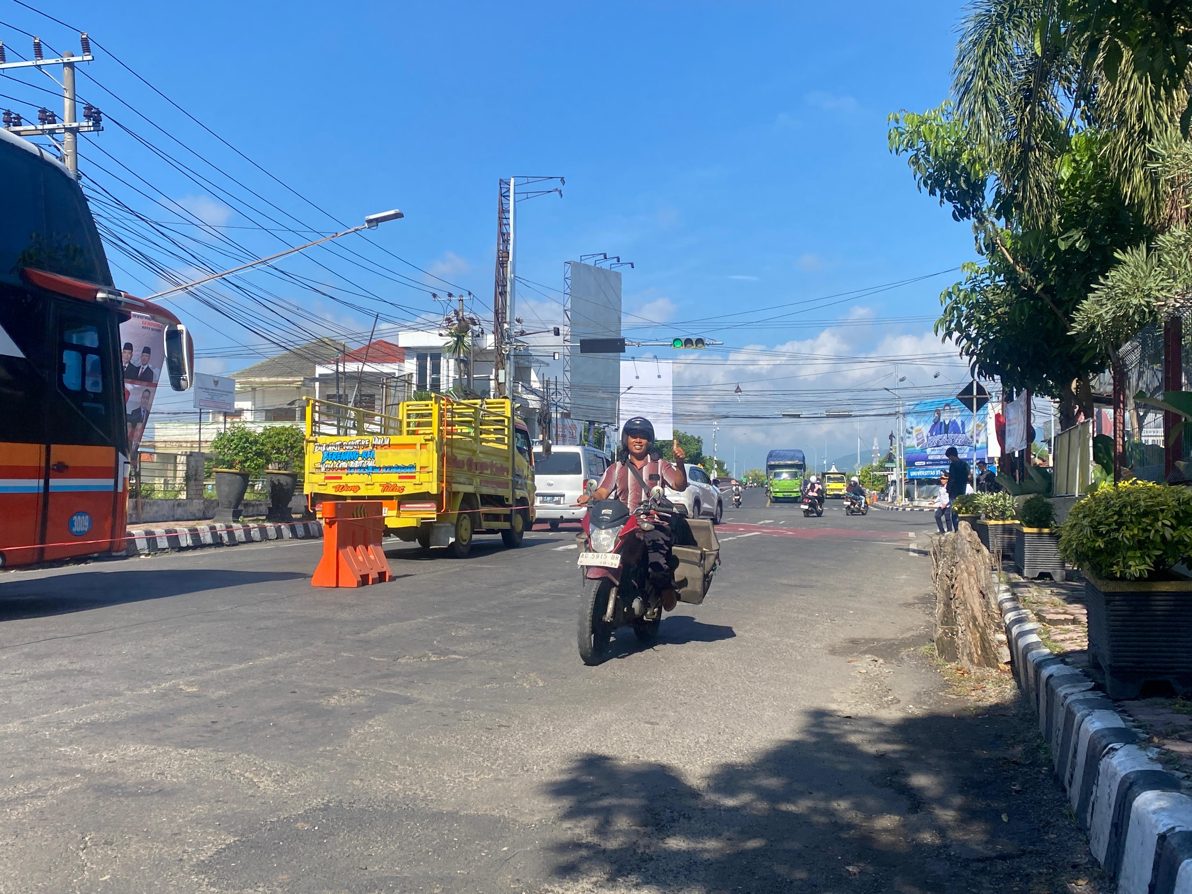 Warga melintas di Jalan Brigjen Katamso. Dishub Tak Berlakukan Tilang Karena Masih Masa Uji Coba. 