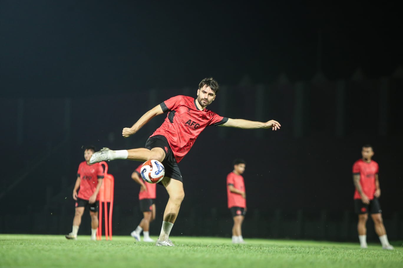 Pemain Persik Kediri Jon Toral saat menjalani sesi latihan.