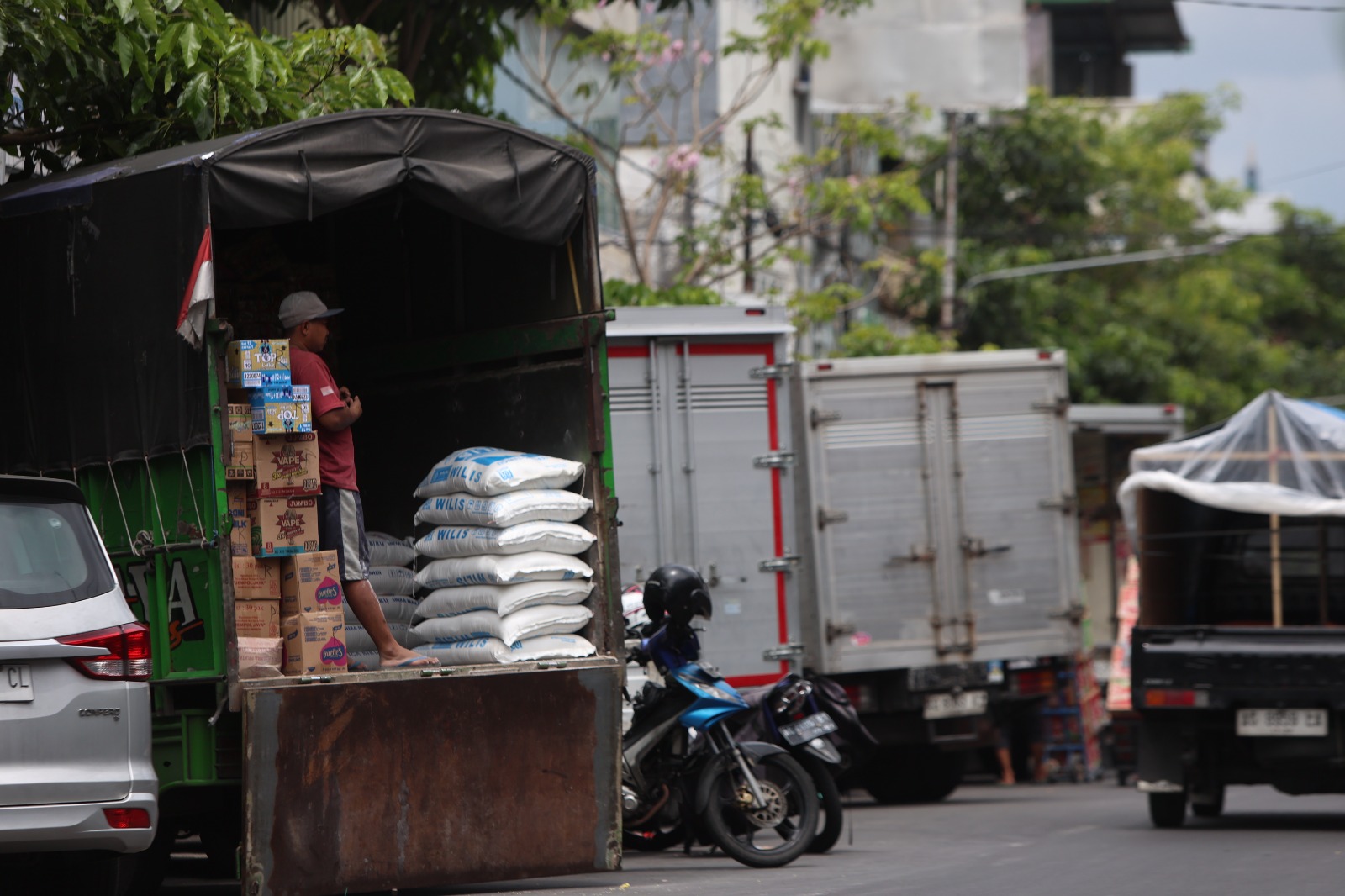 Potret buruh pekerja lepas di Kota Kediri. Jika sesuai ketentuan, mereka juga berhak mendapatkan THR Keagamaan tahun ini.
