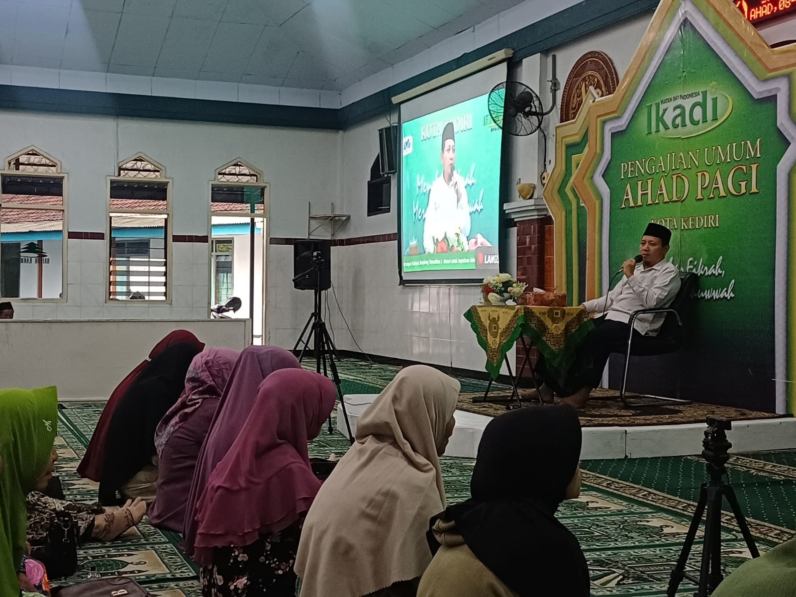 CERAMAH AGAMA:Suasana Kajian Ahad Pagi Ikadi di Masjid Baiturrahmah Semampir. Kajian ini sudah berlangsung sejak 2005.