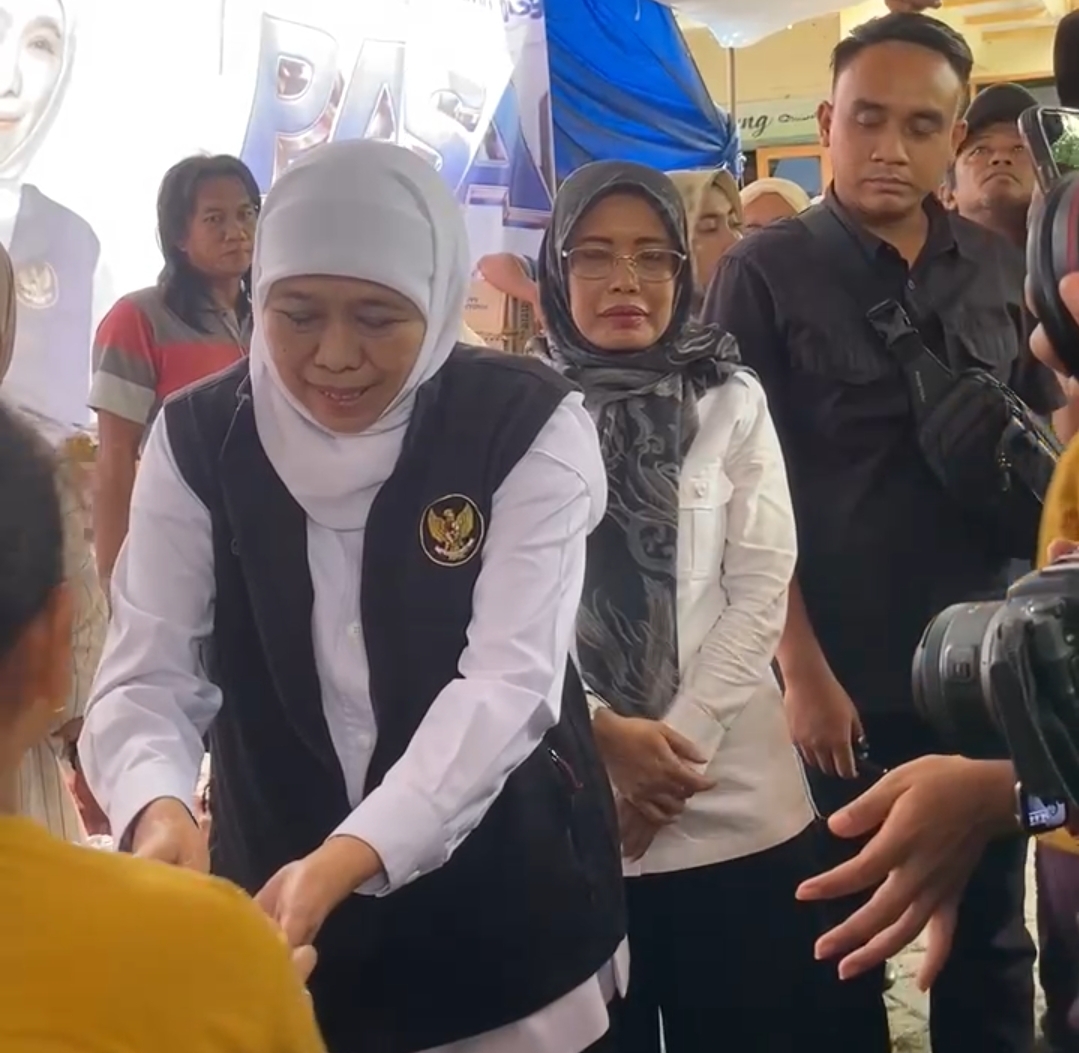 Gubernur Jatim Khofifah memberikan telur gratis kepada warga di Pare Kediri.