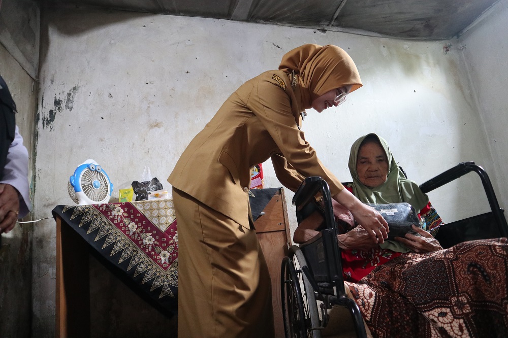 Wali Kota Vinanda Prameswati menyerahkan bansos Atensi Kemensos kepada Sukinah, 92, warga Kelurahan Pakunden, Pesantren. Tim dinsos mendatangi langsung lansia yang tak bisa mengambil bantuan di kantor