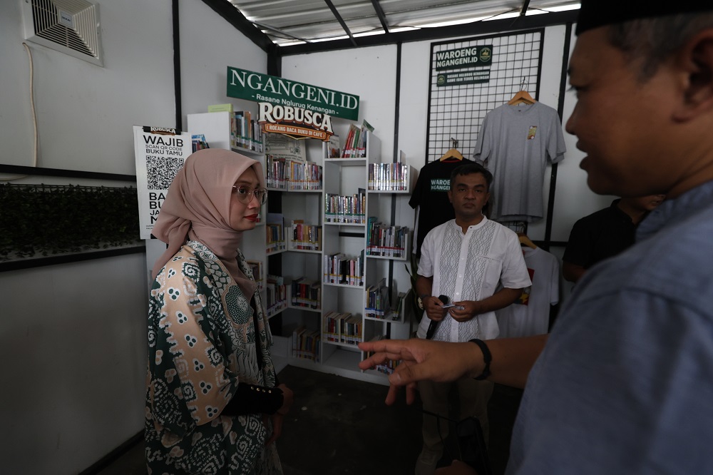 Wali Kota Kediri Vinanda Prameswati saat meninjau Roeang Baca Buku di Cafe (Robusca) di Kafe Ngangeni.id, di Kelurahan Kaliombo, Sabtu (28/2).