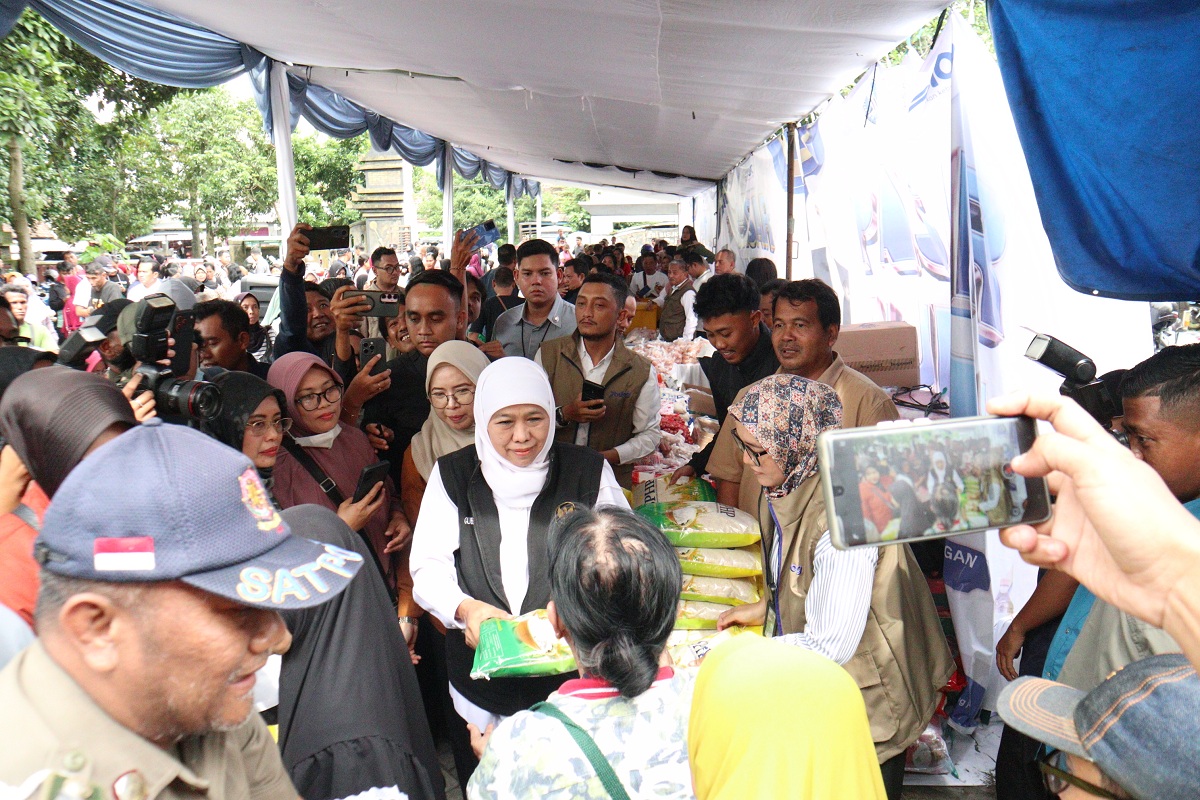 Gubernur Jawa Timur Khofifah Indar Parawansa saat menghadiri pasar murah di Gedung Serbaguna, Pare, Kediri pada Minggu (1/3).