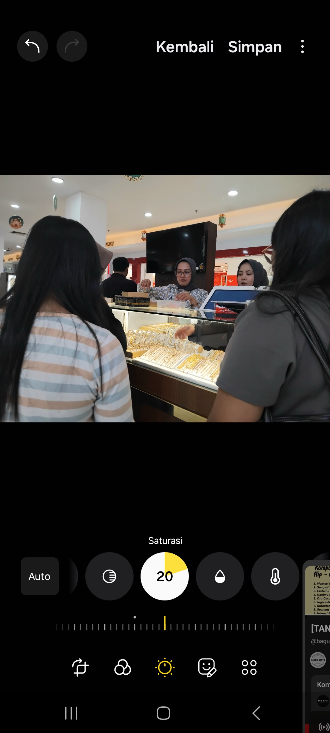 Gerai Galeri 24 Pegadaian di Kediri Town Square (Ketos) dipadati pembeli saat momen menjelang Lebaran (Diana Yunita/JPRK) 