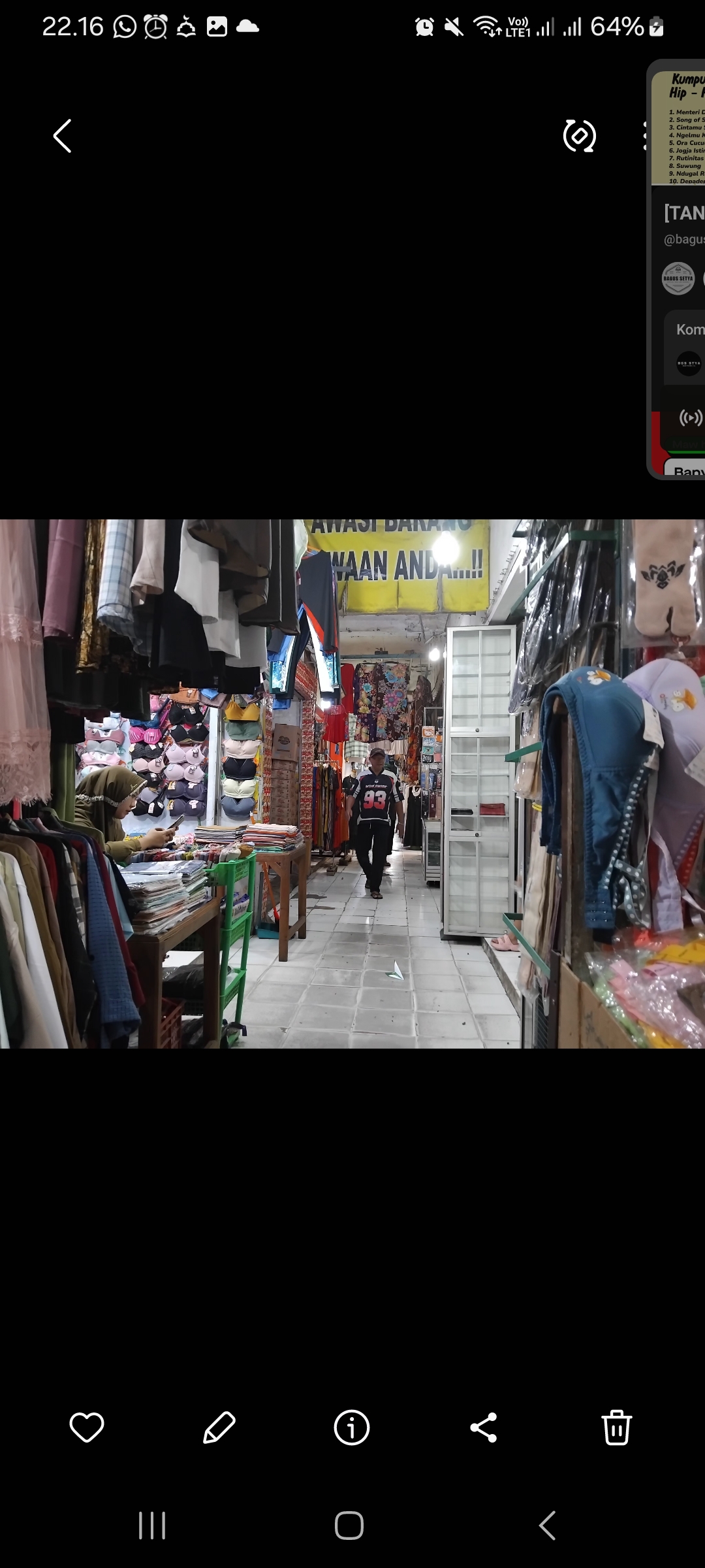 Pedagang di Pasar Bandar Kediri sedang menunggu pembeli (Diana Yunita/JPRK)