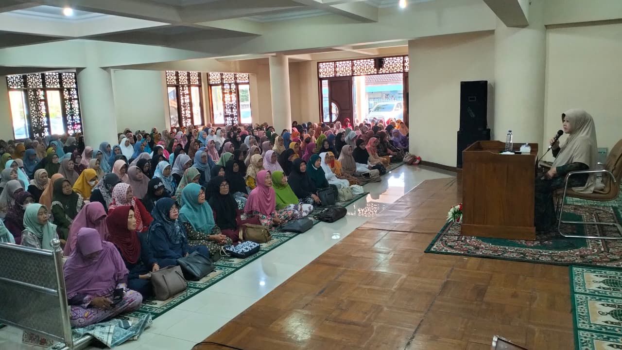 JADI JUJUKAN: Jemaah yang mayoritas lansia mengikuti kajian ahad pagi di Masjid Agung Kota Kediri.