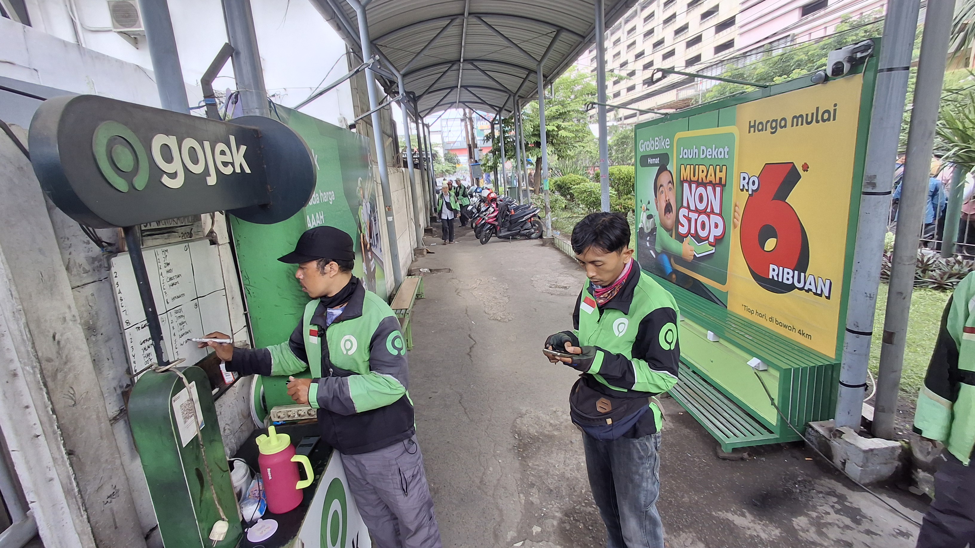 PICKUP POINT: Keberadaan pickup point di Stasiun Wonokromo Surabaya dinilai memudahkan masyarakat. Hal serupa harus diadopsi di Kediri. (Foto: ASAD MS)  