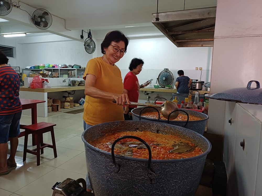 Umat Kelenteng Tjoe Hwie Kiong menyiapkan menu lontong Cap Go Meh sebagai tradisi setiap perayaan malam ke-15. Sayur rebung termasuk menu pelengkap yang tak boleh ketinggalan.
