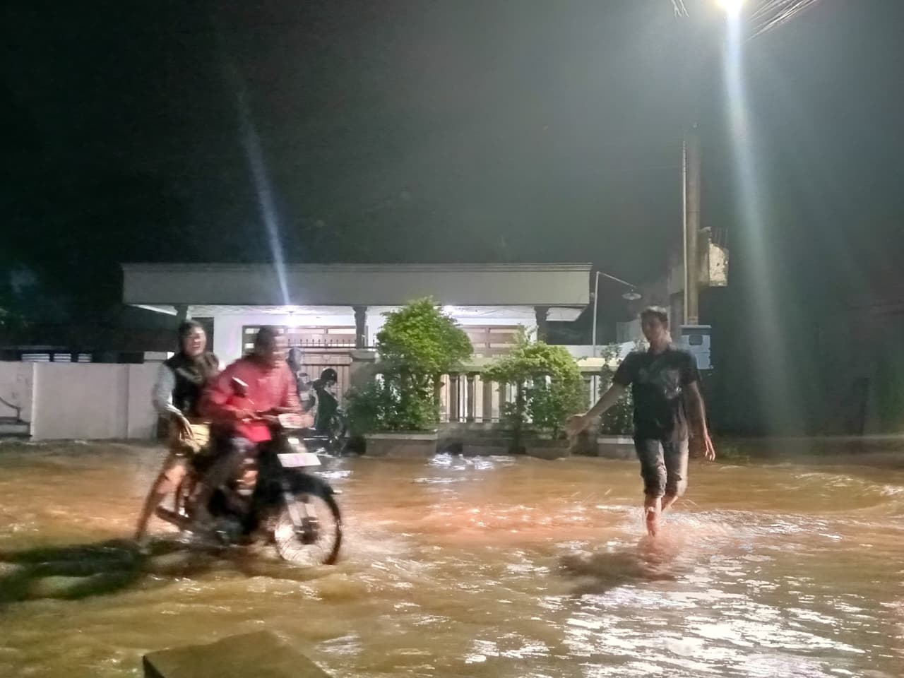 Banjir luapan di Pare Kediri.
