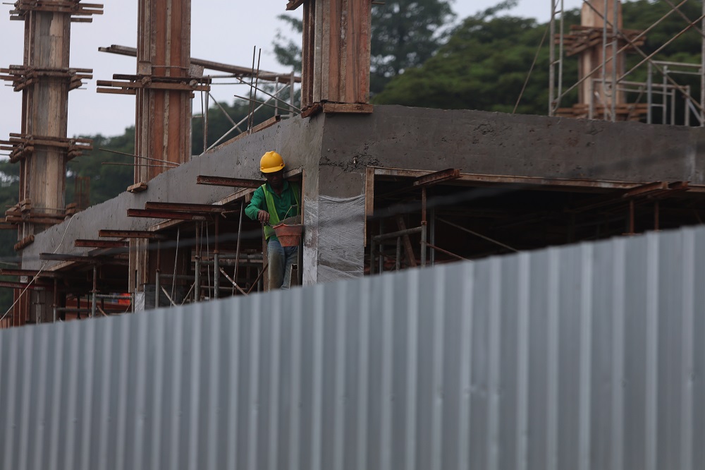 KEBUT: Seorang pekerja melakukan aktivitas pengerjaan proyek gedung Sekolah Rakyat Kota Kediri di Kelurahan Lirboyo, Kecamatan Mojoroto kemarin (3/3).  