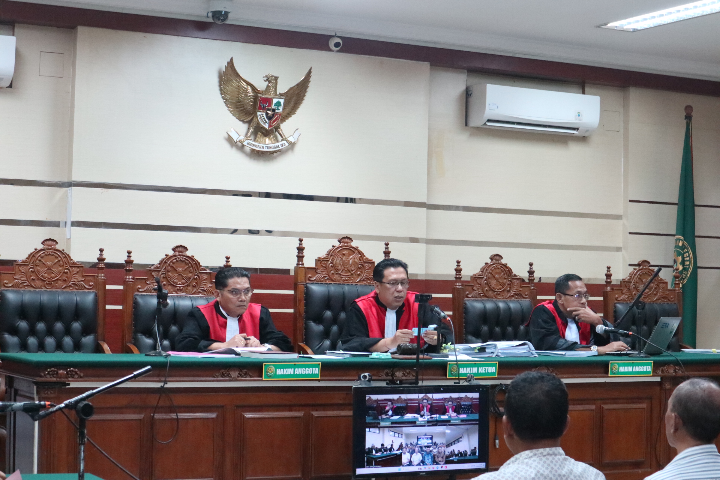 SIMAK KETERANGAN: Imam Jamiin, Darwanto, dan Sutrisno, tiga terdakwa kasus rekayasa rekrutmen perangkat desa mengikutipersidangan di PN Tipikor Surabaya kemarin (Foto: Asad M.S)